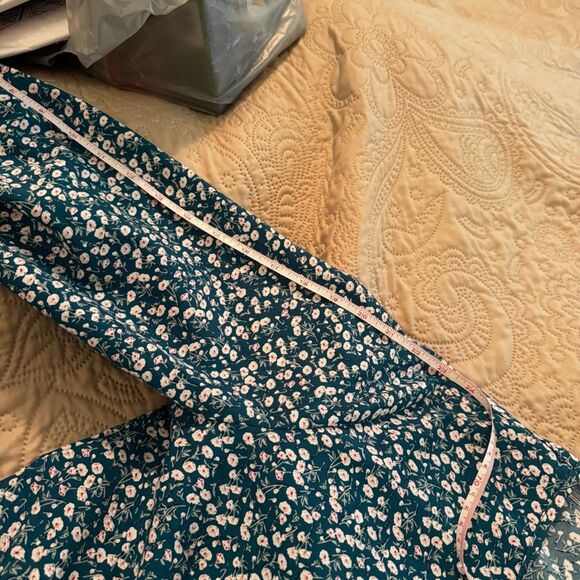 Floral V-Neck Blouse - Picture 6 of 8